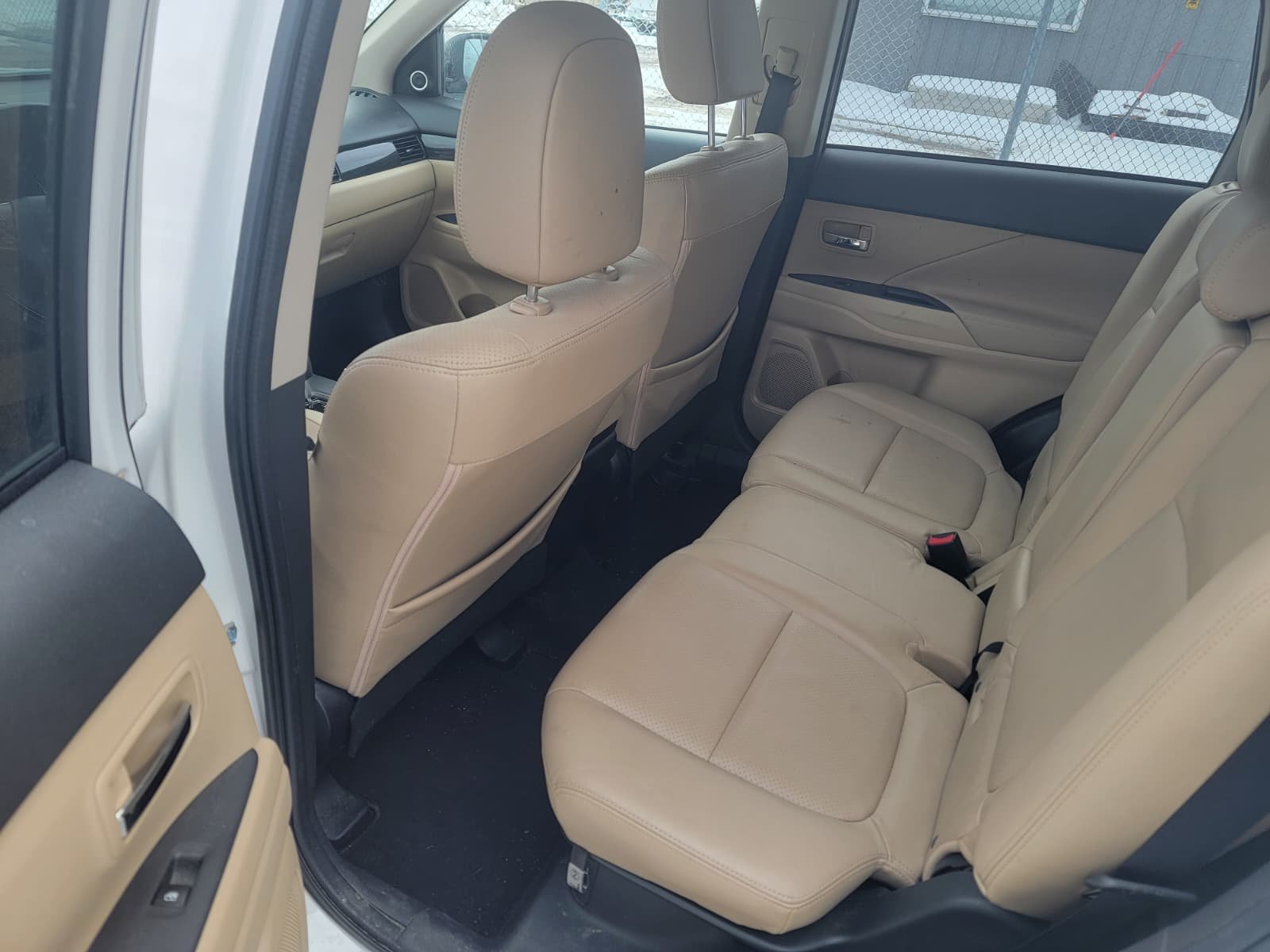2016 Mitsubishi Outlander - Image 9